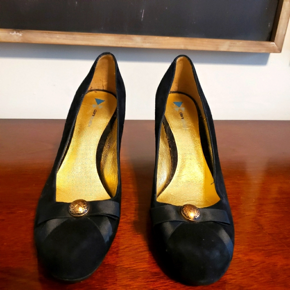 Black classic pumps